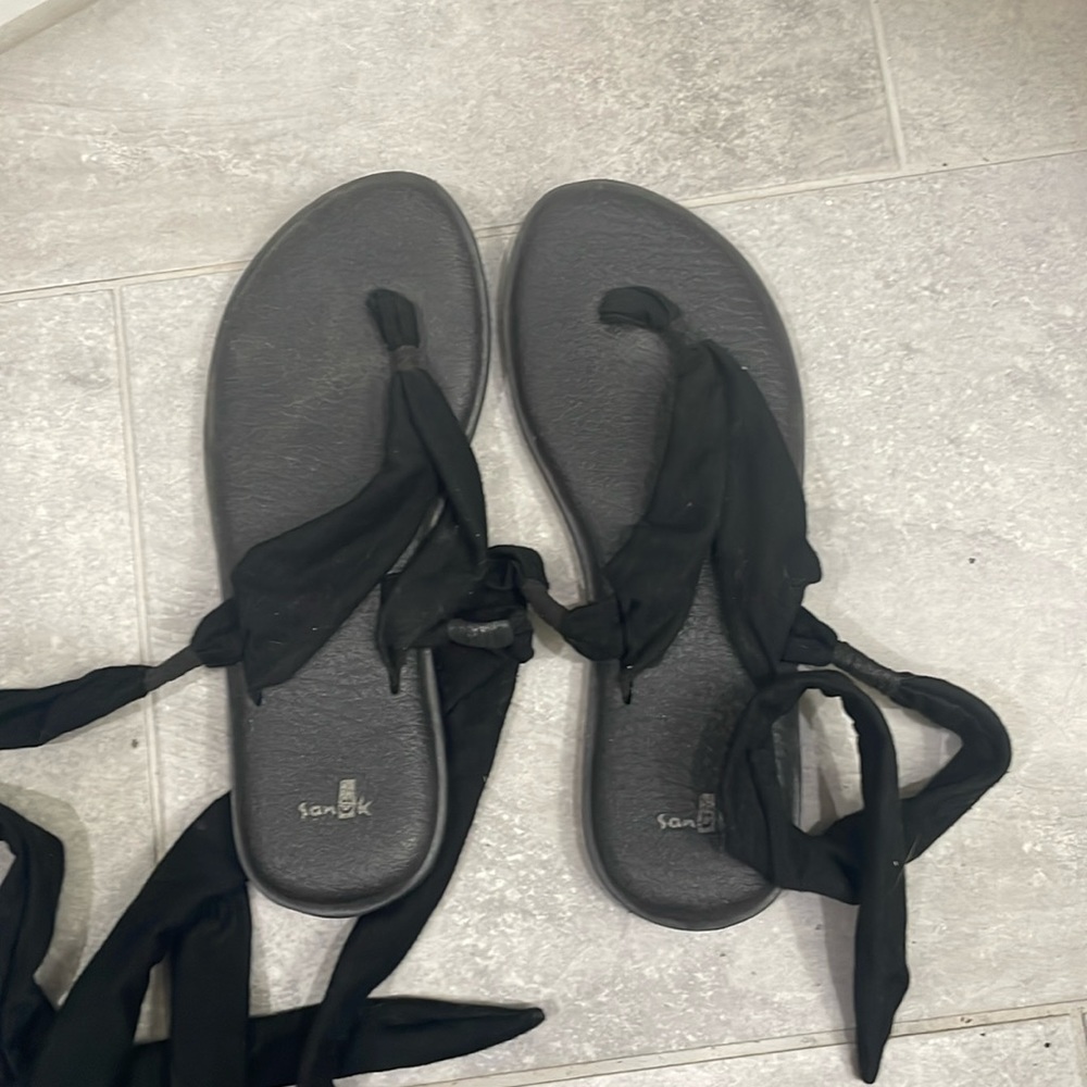 Sanuk black wrap sandals 9